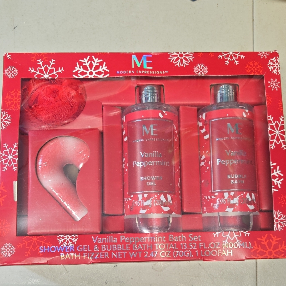 Expressions Vanilla Peppermint Bath Set - Red and White